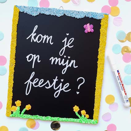 Een voorbeeld van een versierd krijtbordje met daarop de tekst 'kom je op mijn feestje?'