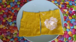 twee gele doekjes met verf erop